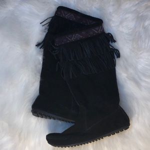 MINNETONKA FRINGE SUEDE WESTERN STYLE BOOTS